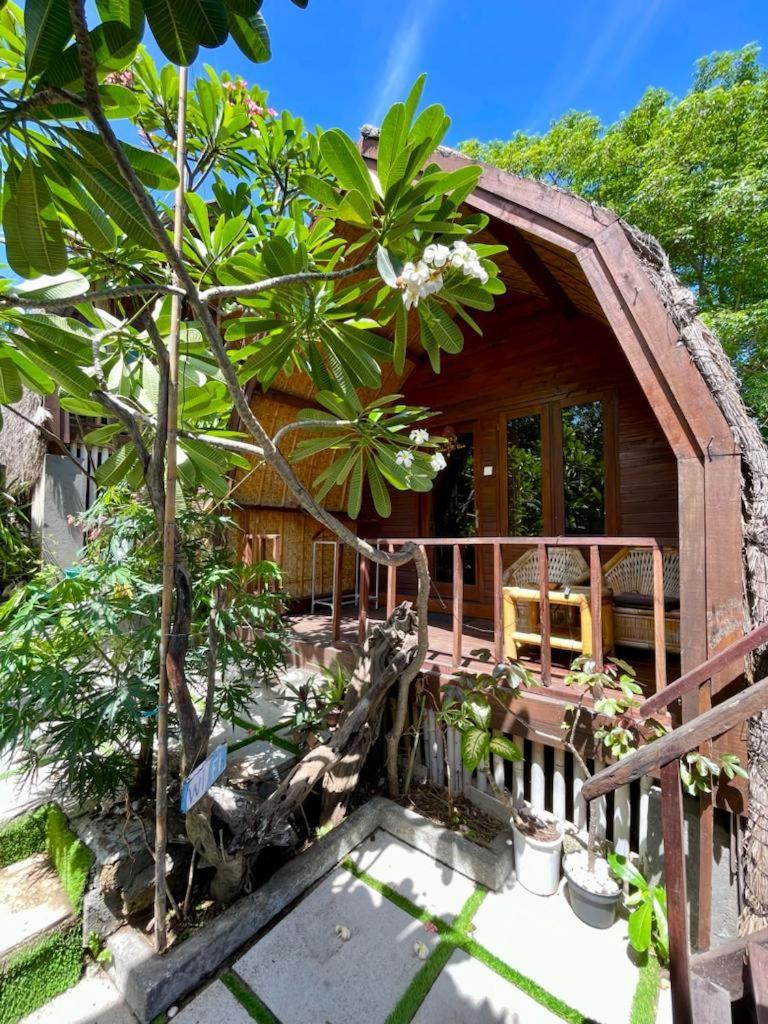 The Golden Ave Bungalow Gili Trawangan Esterno foto